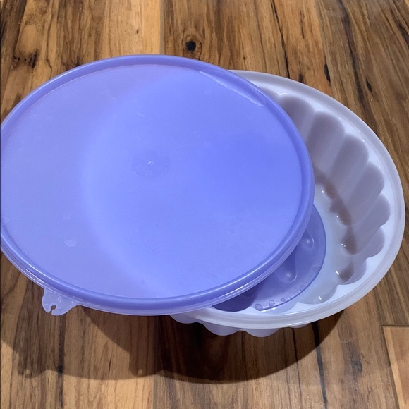 Tupperware jello Bundt cake shaped jello mold, w removable center and lid - Picture 1 of 4